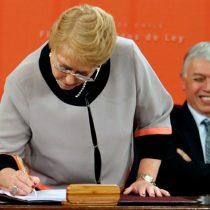 Presidenta Bachelet firma proyectos de ley para dividir el Sename y combatir incendios forestales