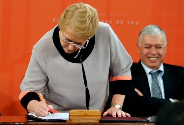 Presidenta Bachelet firma proyectos de ley para dividir el Sename y combatir incendios forestales Presidenta Bachelet firma proyectos de ley para dividir el Sename y combatir incendios forestales