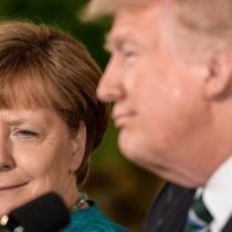 [VIDEO] La llamativa reacción de Angela Merkel a una broma de Donald Trump en la Casa Blanca