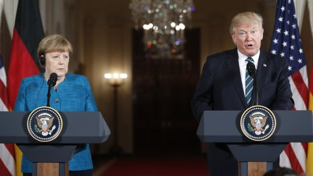 “Como en dos universos políticos diferentes”: el incómodo primer cara a cara entre Donald Trump y Angela Merkel