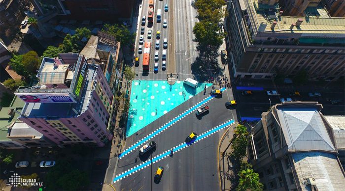 ¡Enhorabuena! Proyecto de «urbanismo táctico» le quita espacio a los autos para dárselos a los peatones