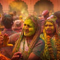 Viudas se llenan de color en India