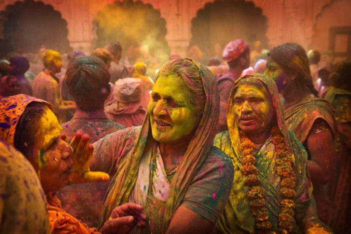 Viudas se llenan de color en India