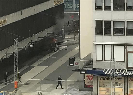 Un camión atropella a varios peatones en el centro de Estocolmo: Van tres muertos