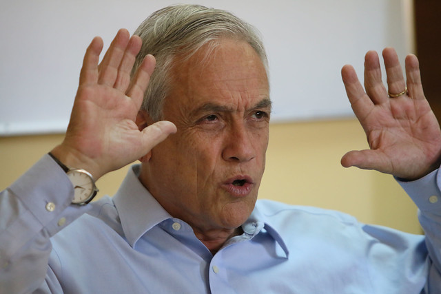Funa a Piñera en Arica: dos detenidos tras intentar lanzarle agua con la boca Funa a Piñera en Arica: dos detenidos tras intentar lanzarle agua con la boca