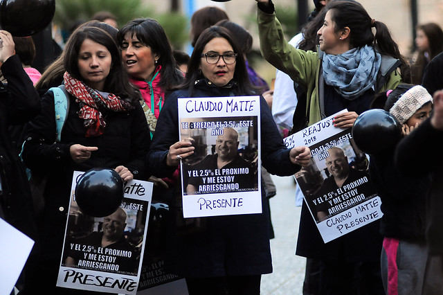 Estudiantes y profesores de colegios Matte protestan en medio de huelga por reajuste en los sueldos Estudiantes y profesores de colegios Matte protestan en medio de huelga por reajuste en los sueldos