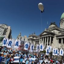 Macri enfrenta su primera huelga general dando batalla económica en dos frentes y decidido a redoblar su apuesta reformista