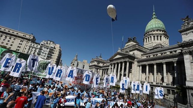 Macri enfrenta su primera huelga general dando batalla económica en dos frentes y decidido a redoblar su apuesta reformista