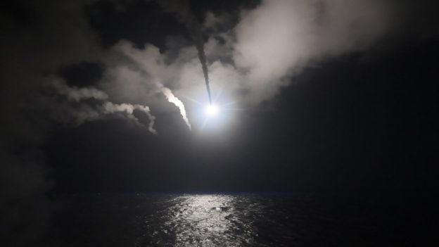 EEUU ataca una base aérea siria con 59 misiles en respuesta 