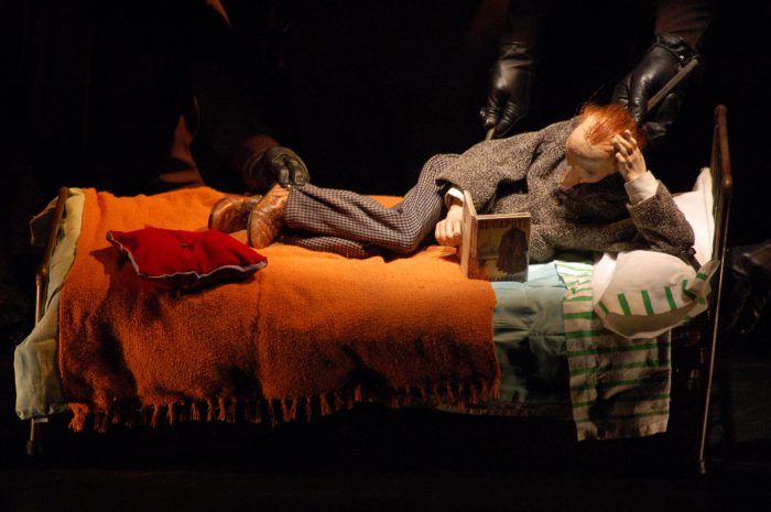“El Capote”: el regreso de un ejemplar montaje de marionetas “El Capote”: el regreso de un ejemplar montaje de marionetas