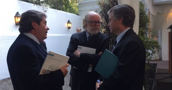 Juan Claro toma protagonismo en la campaña para poner a Bernardo Larraín Matte en la Sofofa y enrola a David Gallagher y Fernán Gazmuri Juan Claro toma protagonismo en la campaña para poner a Bernardo Larraín Matte en la Sofofa y enrola a David Gallagher y Fernán Gazmuri