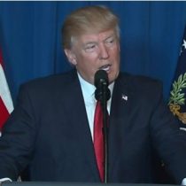 [VIDEO] Donald Trump anuncia que ordenó un ataque militar dirigido contra la base aérea en Siria