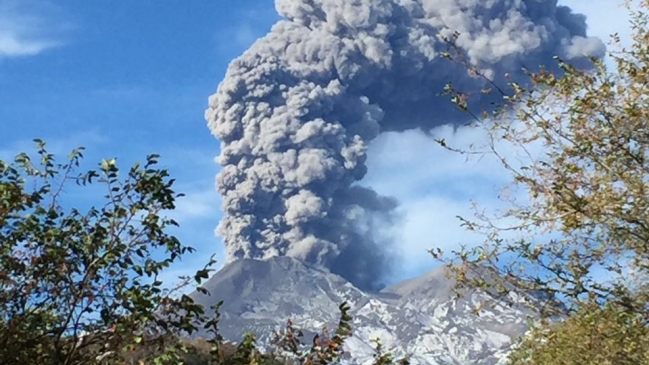Volcán Nevados de Chillán emite pulsos eruptivos y alerta a autoridades Volcán Nevados de Chillán emite pulsos eruptivos y alerta a autoridades