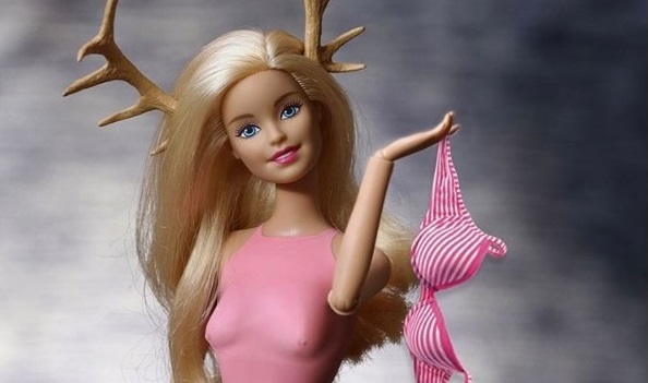 Barbie ahora fuma, toma y tiene celulitis según cuenta de Instagram