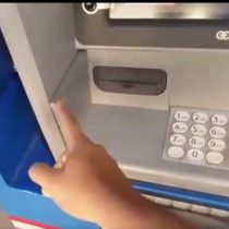 Atención usuarios bancarios: sujeto realiza instructivo para no caer en estafas en cajeros automáticos