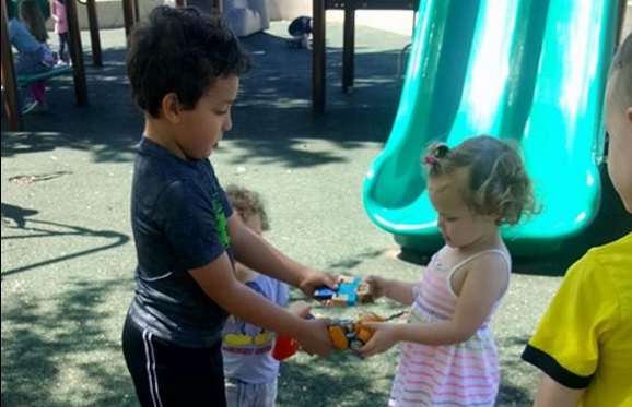 ¿Los niños siempre tienen que compartir sus juguetes con los demás? ¿Los niños siempre tienen que compartir sus juguetes con los demás?