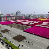 [VIDEO] Así fue el multitudinario desfile militar donde Corea del Norte anunció estar preparada para una guerra nuclear