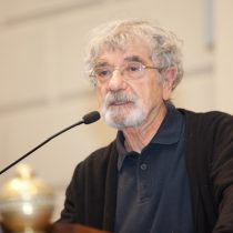 Humberto Maturana defiende polémica tesis del doctor Soto sobre el cáncer