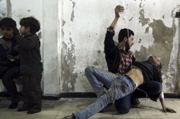 «Tenemos hambre, sed y el sol casi nos mata»: la desesperada huida de miles de civiles desplazados por los combates en Raqa, la capital de facto de Estado Islámico