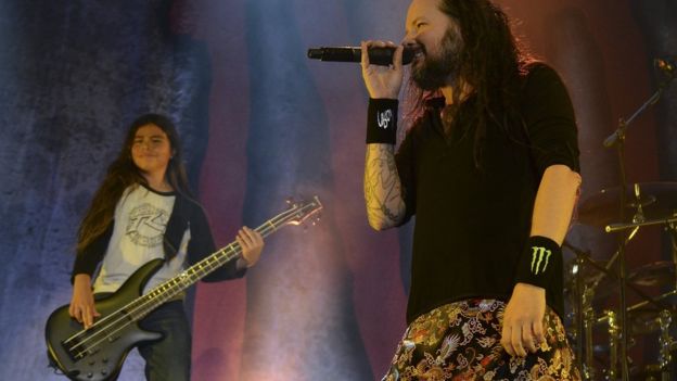 Tye, el hijo de 12 años de Robert Trujillo, de Metallica, que llega a Chile como bajista de Korn Tye, el hijo de 12 años de Robert Trujillo, de Metallica, que llega a Chile como bajista de Korn