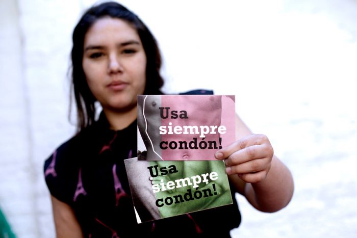 ¿Informados e irresponsables? Veinteañeros se disparan como el grupo de mayor prevalencia del VIH en Chile