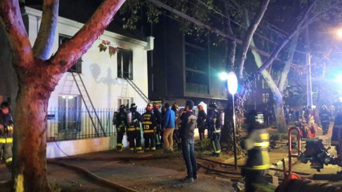Dos personas murieron tras incendio en hogar de ancianos en Providencia