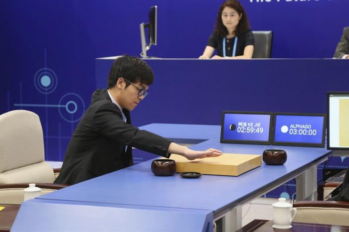 AlphaGo derrota al mejor jugador de go mundial en el primer duelo entre ambos