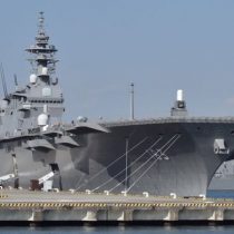 Japón envía su mayor buque de guerra para escoltar a un barco de Estados Unidos en medio de la creciente tensión con Corea del Norte