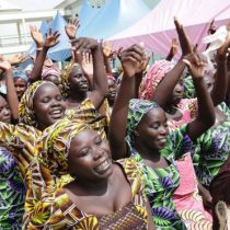 Lágrimas, bailes y sonrisas: el emotivo reencuentro con sus familias de las 82 niñas Chibok liberadas tras haber sido secuestradas por Boko Haram