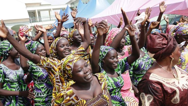 Lágrimas, bailes y sonrisas: el emotivo reencuentro con sus familias de las 82 niñas Chibok liberadas tras haber sido secuestradas por Boko Haram