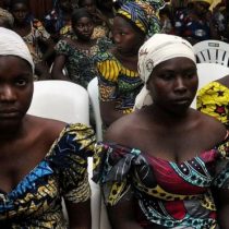 Trofeos de guerra: la odisea sufrida por las 82 niñas liberadas por Boko Haram y por qué no han regresado con sus familias