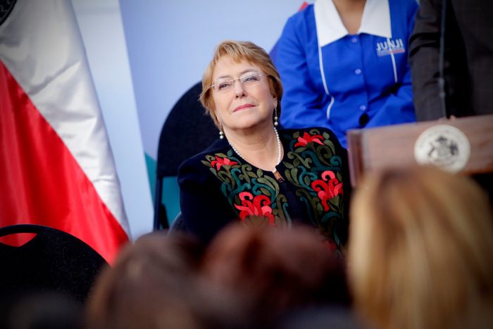 Bachelet se pone tenida de campaña y obliga a Piñera a contestar sobre subsidios habitacionales entregados durante su gobierno: “Eran de papel” Bachelet se pone tenida de campaña y obliga a Piñera a contestar sobre subsidios habitacionales entregados durante su gobierno: