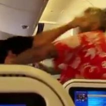 [VIDEO] Brutal pelea entre dos pasajeros retrasa hora y media vuelo de Tokio a Los Ángeles