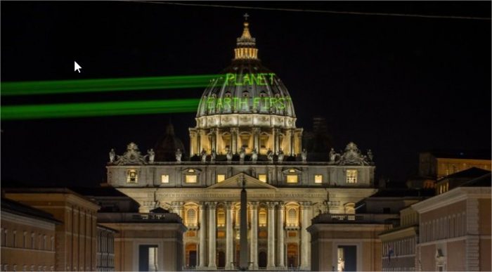 Greenpeace proyecta mensaje para Trump en el Vaticano antes de su visita al Papa Francisco Greenpeace proyecta mensaje para Trump en el Vaticano antes de su visita al Papa Francisco