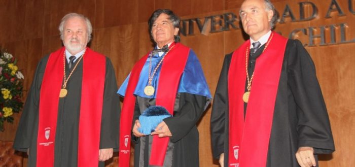 Dr. Carlos López Otín es investido con el grado Doctor Honoris Causa por la Universidad Autónoma de Chile