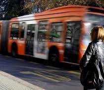 Corte de Santiago decreta prisión preventiva a estudiante que agredió a fiscalizadora del Transantiago