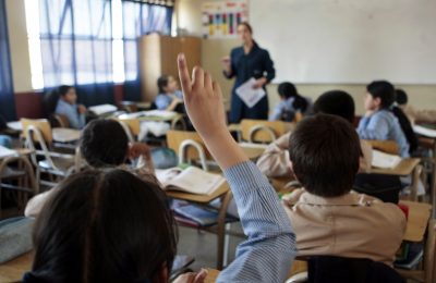 Académico alemán alerta que escuelas están más interesadas en rendimiento que en enseñar a resolver los problemas mediante el diálogo