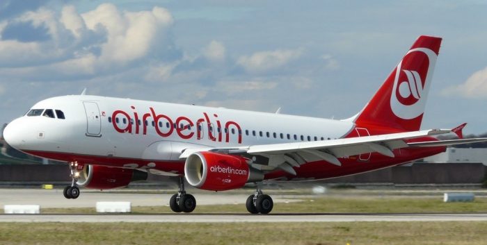 Pasajeros descubren agujero en avión que estaba a punto de despegar en Alemania Pasajeros descubren agujero en avión que estaba a punto de despegar en Alemania