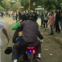 [VIDEO] El momento en que llevan herido hasta una ambulancia a Armando Cañizales, quien murió tras una protesta en Venezuela