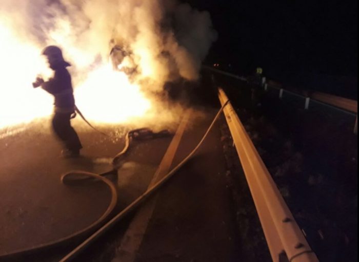 Ataque incendiario terminó con un camión quemado entre Bío Bío y La Araucanía Ataque incendiario terminó con un camión quemado entre Bío Bío y La Araucanía