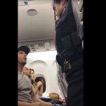 [VIDEO] Delta Airlines expulsa de un vuelo a una familia por negarse a ceder el asiento de su bebé