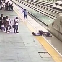 [VIDEO] Empleado ferroviario en China salvó a mujer que se lanzó a un tren