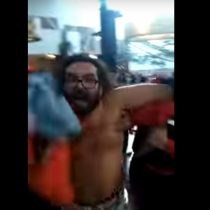 [VIDEO] Hombre se desnuda en patio de comida de un mall en señal de protesta por el robo de sus pertenencias en el recinto