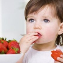 Por qué los niños menores de un año no deberían beber jugo de fruta, según pediatras estadounidenses
