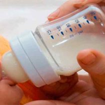 Bebés que nacen por cesárea tienen mayor riesgo de ser alérgicos a la leche de vaca