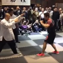 [VIDEO] Un trámite: Maestro de MMA derrotó en solo 10 segundos a maestro de kung fu