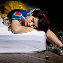 Fotógrafa representa a las princesas Disney como víctimas de problemas de nuestra sociedad