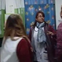 [VIDEO] «A mi hijo lo crío como se me canta»: el violento cachetazo que la madre de un alumno propinó a una profesora en Argentina