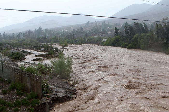 Dos fallecidos, poblados evacuados y 26 mil hogares sin agua: lo que dejaron las inusuales lluvias en Atacama y Coquimbo