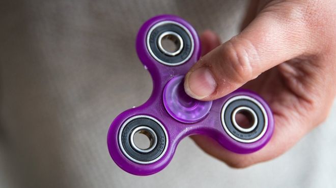Qué es el fidget spinner, el juguete que fascina a los niños y por qué está causando tanta controversia en las escuelas Qué es el fidget spinner, el juguete que fascina a los niños y por qué está causando tanta controversia en las escuelas
